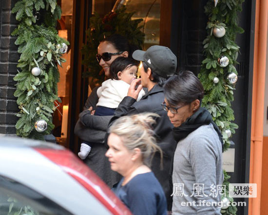 吳彥祖攜帶妻女外出逛街，小寶貝萌態(tài)十足。