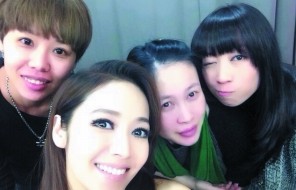 侯佩岑（中）14日在微博公開近照，被粉絲看出臉變圓。