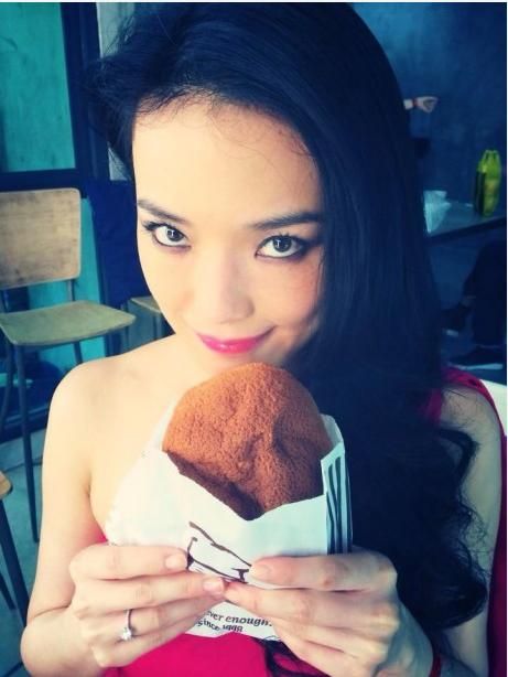 舒淇曬鴿子蛋戒指。