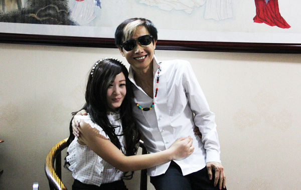 近日，55歲的鄧建國攜新女友恩愛現(xiàn)身，不但大曬甜蜜私密生活照，還在人前勾肩搭背大秀恩愛。