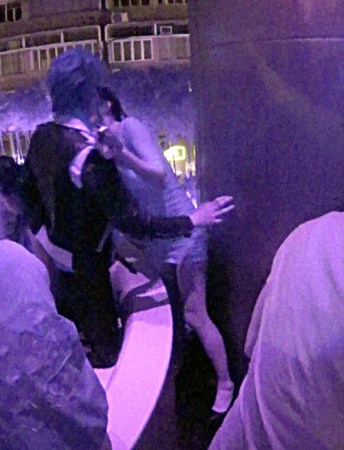 鄭嘉穎夜店與辣妹激吻 鄭嘉穎夜店與辣妹激吻