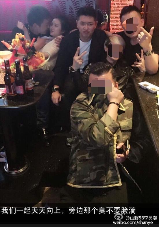 田源朋友辟謠稱(chēng)左側(cè)抱著女子親吻的是田源的發(fā)小，女子的男友。