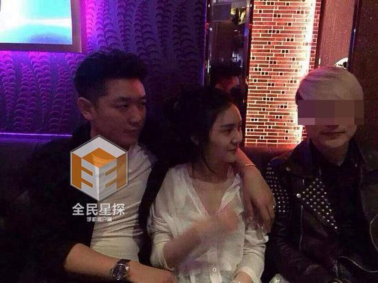 田源摟著激吻門(mén)女主，自稱(chēng)是在勸架