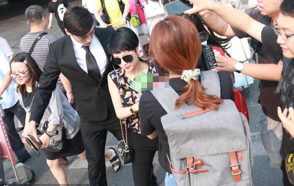 2015年7月6日，北京，陶喆前任楊子晴現(xiàn)身首都機場。剛一出來就遭到媒體圍堵，問及7號陶喆會有反駁證據(jù)