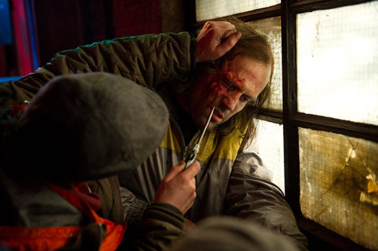 街頭圍毆，硬漢被困