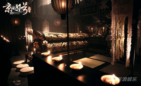 霍家為死去二少爺舉辦隆重的冥婚儀式之后，便送入靈堂。在如此幽閉的空間，活人陸蝶玉將與死者度過一晚駭人