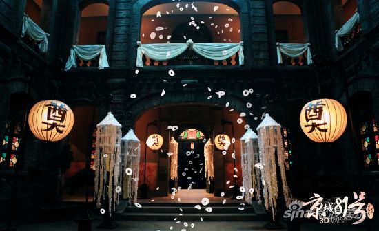 冥婚當(dāng)夜，霍家大院招魂幡隨風(fēng)擺動(dòng)，漫天冥幣飛舞