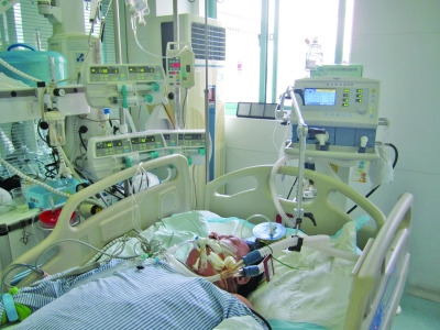 每天愛豪飲的廚師把自己喝成“牛奶血”了。