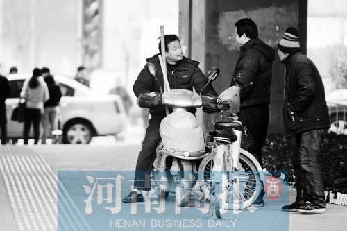 想讓農(nóng)民工安定下來，城市要給他們相應(yīng)的福利待遇，還有家的感覺