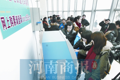 自動售票機(jī)安裝在高校內(nèi)，方便了學(xué)生購票返鄉(xiāng)