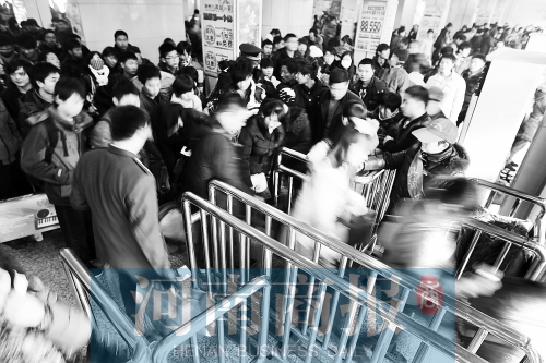 這兩天，汽車站客流量很大　