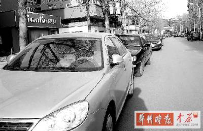 友愛路，路邊停了一排車，本來不寬的路就變得更窄了。