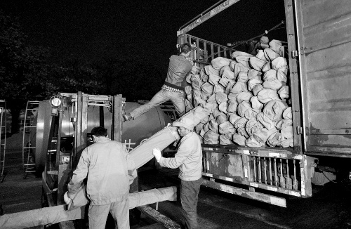 　23日凌晨，首批200套簡易廁所在鄭州裝車