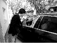 有個人晃了一圈后，寶馬、現代、越野的車窗都“長”出大窟窿