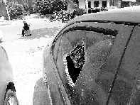 有個人晃了一圈后，寶馬、現代、越野的車窗都“長”出大窟窿