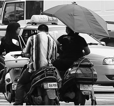 昨日，鄭州市鄭州花園路與農(nóng)業(yè)路交叉口，電動車裝傘埋下安全隱患