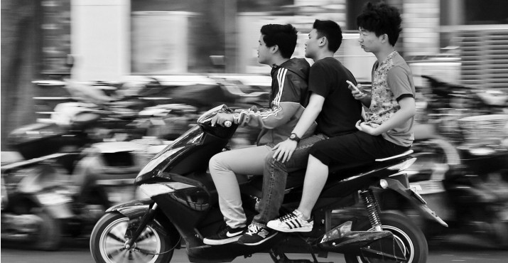 昨日，鄭州經(jīng)五路與豐產(chǎn)路交叉口電動車超載