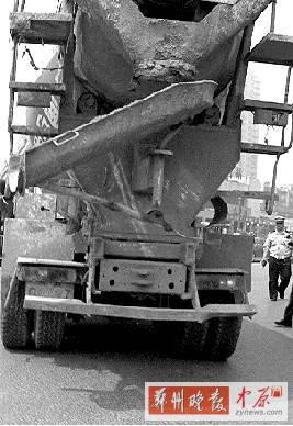 　當(dāng)時(shí)，老人就倒在水泥罐車的右后輪邊