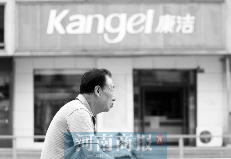 　這一切，將會(huì)給康潔公司、加盟商，乃至鄭州洗衣行業(yè)，帶來(lái)什么？ 記者 趙卓/攝