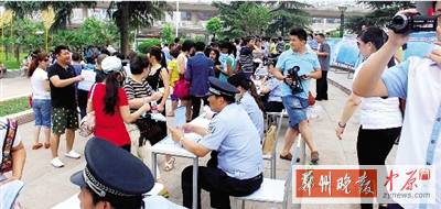 昨天上午，警方在紫荊山廣場進(jìn)行了大規(guī)模的宣傳活動(dòng)。警方供圖