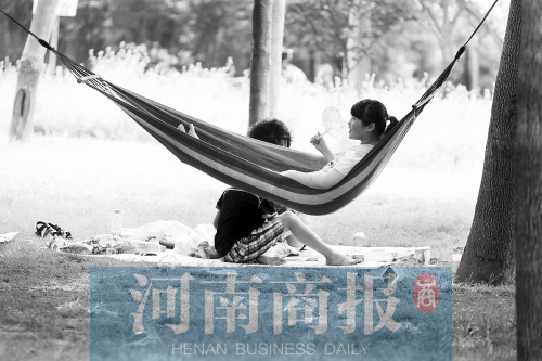 天又熱了起來，外出游玩，記得防曬哦 記者 趙卓/攝　