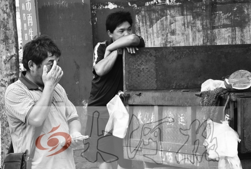 　拿著錢，陳小立感動(dòng)得哭了。