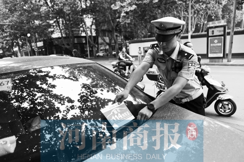 有了這張挪車卡，不會泄露隱私，別人又能方便地聯(lián)系上自己記者 邱曉峰/攝