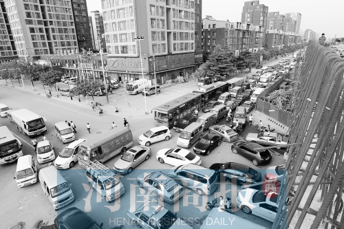 路口四個方向直行、左轉交織，車輛相互抵頭，無法正常通行