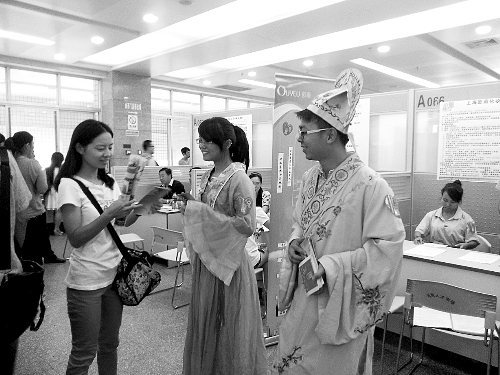 招聘會(huì)上，企業(yè)玩起行為藝術(shù)。