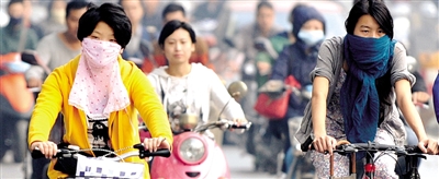 10月8日，鄭州市民遮擋口鼻騎行。 新華社發(fā)