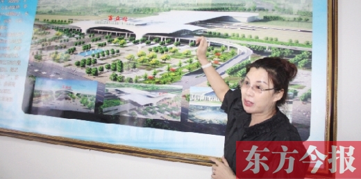 梁園區(qū)高鐵建設(shè)指揮部常務(wù)副指揮長(zhǎng)、梁園區(qū)委副書(shū)記杜麗亞向記者介紹高鐵站效果圖
