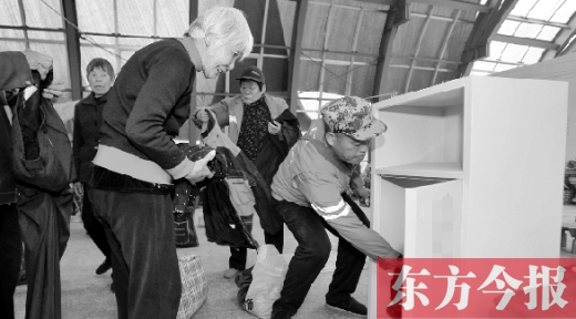 　11月5日，孫德坤把棉衣送到今報(bào)的一處“愛有所衣”站點(diǎn)