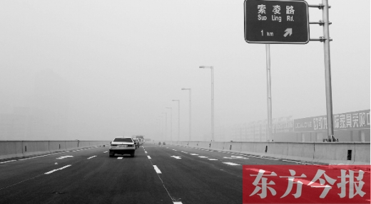 昨天上午，東方今報(bào)記者跟隨鄭州市交巡警部門，提前探路已具備通車條件的鄭州市三環(huán)快速路