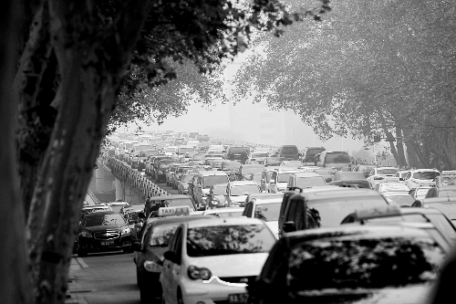 市區(qū)機(jī)動(dòng)車保有量達(dá)130萬(wàn)輛 市區(qū)機(jī)動(dòng)車保有量達(dá)130萬(wàn)輛