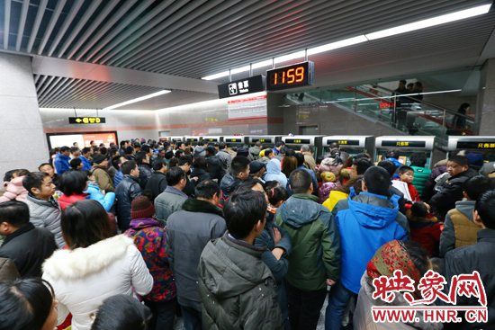 鄭州地鐵1號(hào)線和三環(huán)高架同日通車 市區(qū)擁堵大為緩解 鄭州地鐵1號(hào)線和三環(huán)高架同日通車 市區(qū)擁堵大為緩解