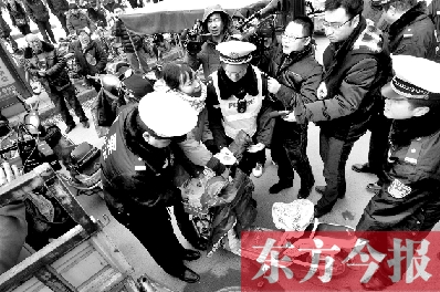 面對要暫扣的非機動車，看車人急了