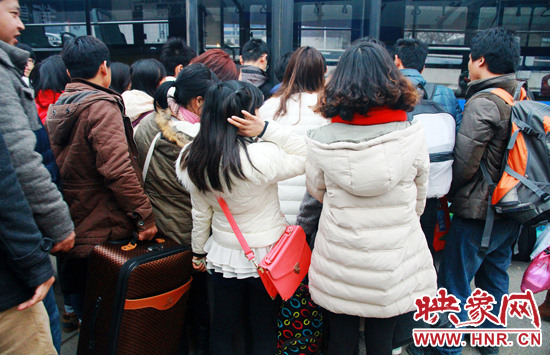 金水路紫荊山公交樞紐站牌處經(jīng)常是人頭攢動(dòng)。