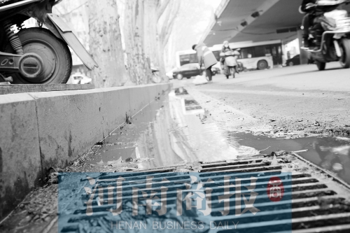 現(xiàn)場(chǎng)，污水流到了機(jī)動(dòng)車道上