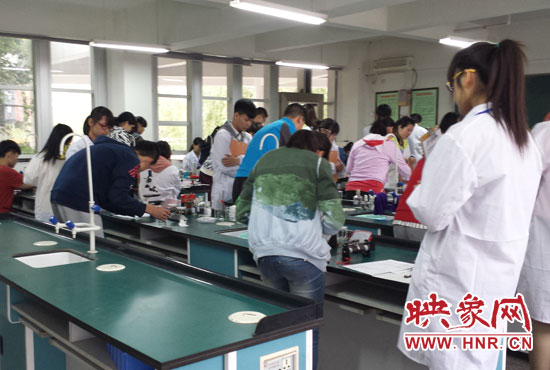 考試采用“一對一”的監(jiān)考方式。