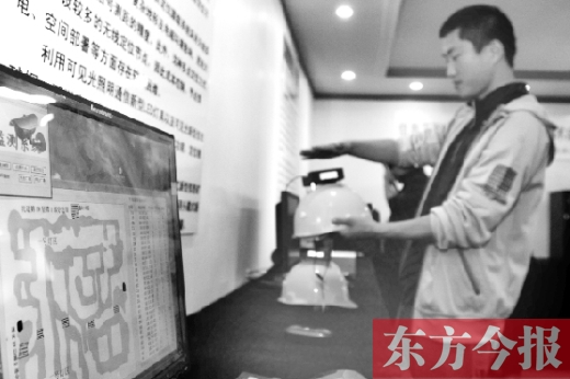 可見光通信技術(shù)應(yīng)用展示會(huì)上，參觀者體驗(yàn)新技術(shù)在采礦工具上的應(yīng)用