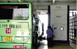 機(jī)器人正在為公交車(chē)更換電池