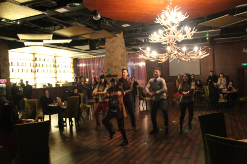 現(xiàn)場大跳騎馬舞 現(xiàn)場大跳騎馬舞