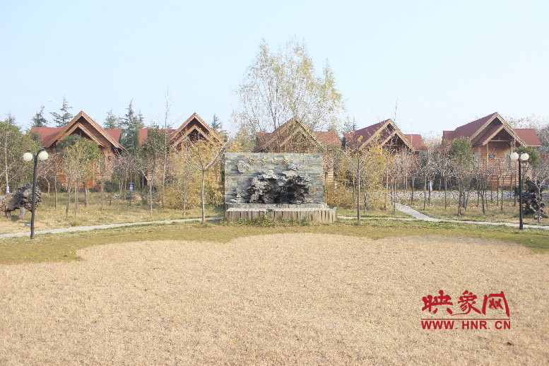 后面就是小別墅，前面是個廣場