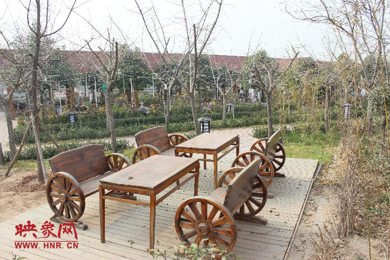 四五成群在這打牌，也是很有味道的一件事