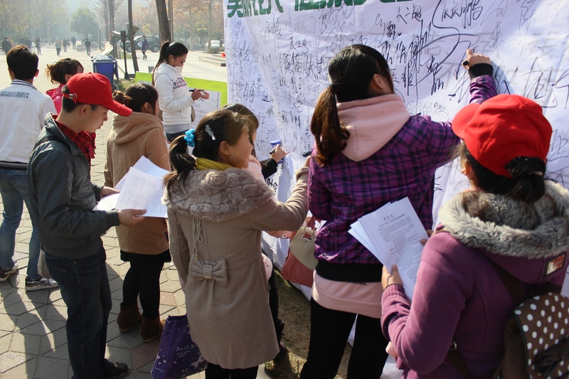 志愿者在認(rèn)真的介紹活動 志愿者在認(rèn)真的介紹活動