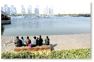 昨天中午，如意湖畔，在這樣的天氣曬太陽是一種享受。 記者 馬健 圖