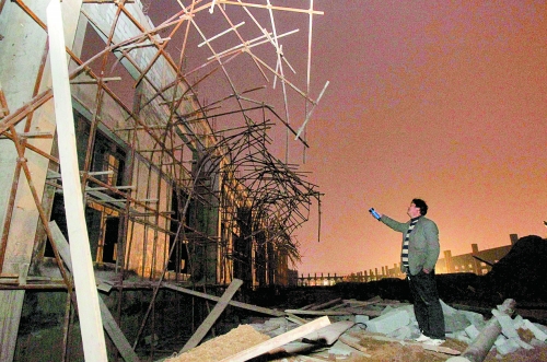 三四十米長(zhǎng)的腳手架發(fā)生坍塌