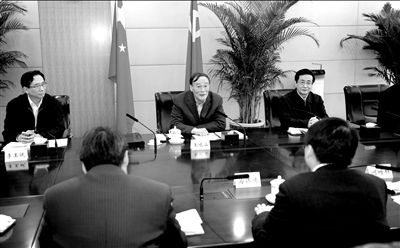 11月30日，中共中央政治局常委、中央紀委書記王岐山在北京主持召開座談會，聽取專家學者對黨風廉政建設(shè)和反腐敗工作的意見和建議。新華社發(fā)