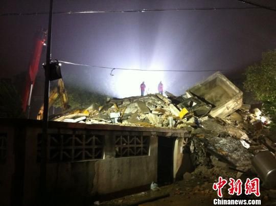 六層民房倒塌現(xiàn)場。何蔣勇　攝