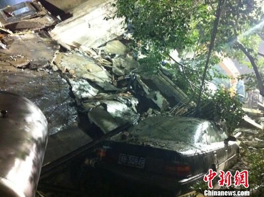 六層民房倒塌現(xiàn)場。何蔣勇　攝